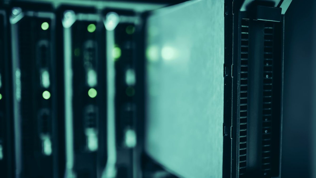 Racks de servidores de um data center em operação