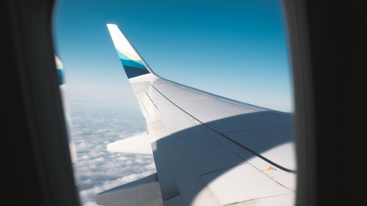 Vista da asa de um avião durante o voo