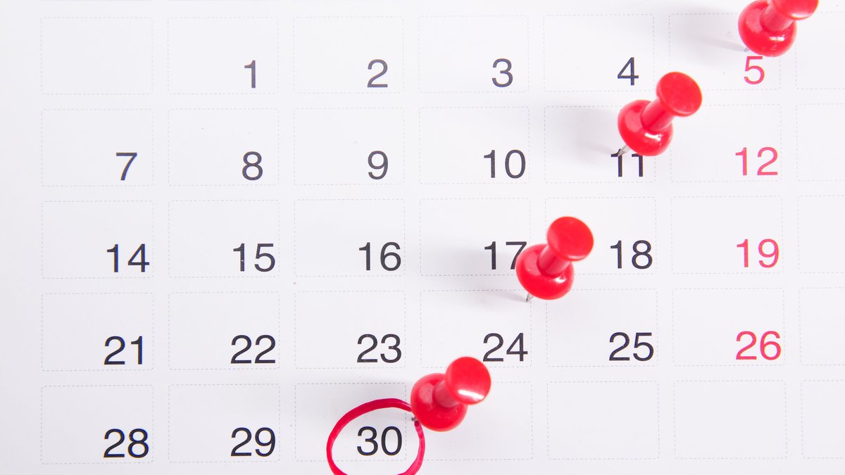 Calendario com pontos vermelhos marcando datas, representando prazo de validade