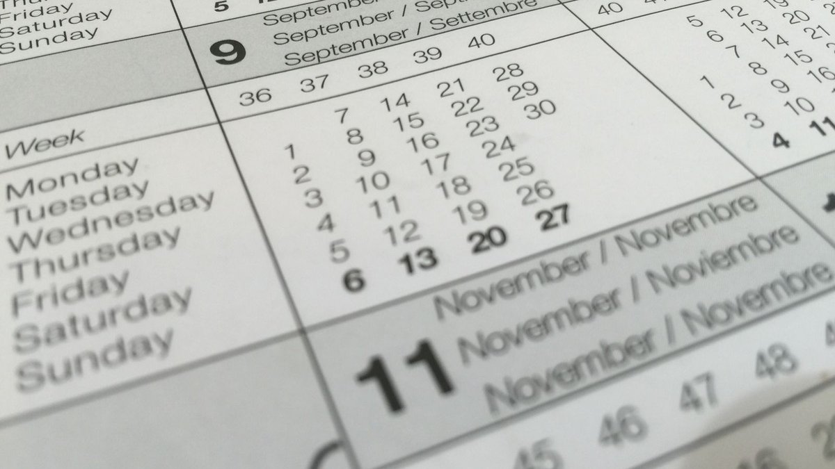 Calendário de parede mostrando dias e semanas marcados