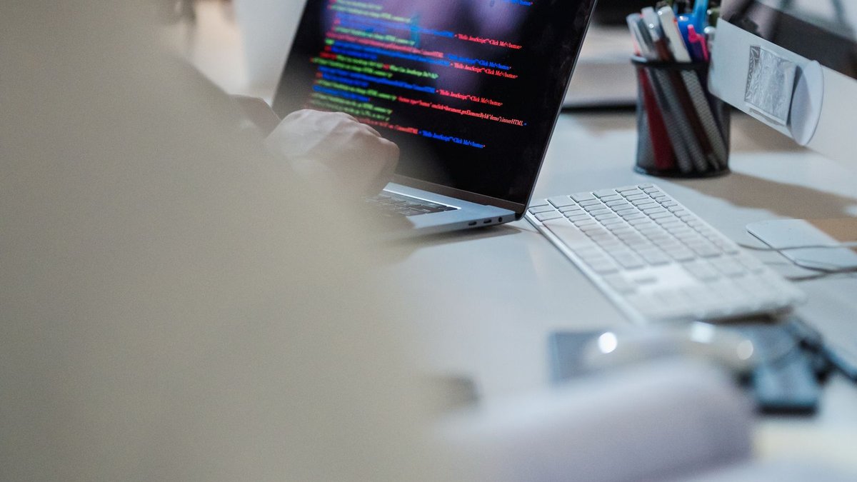 Notebook aberto com código de programação na tela
