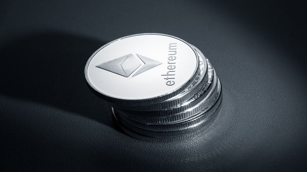 Pilha de moedas físicas de Ethereum
