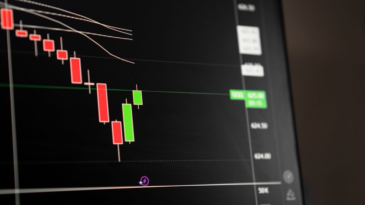Gráfico de mercado em tela escura mostrando tendência de queda