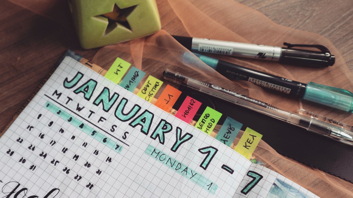 Planner com metas financeiras anotadas e cronograma