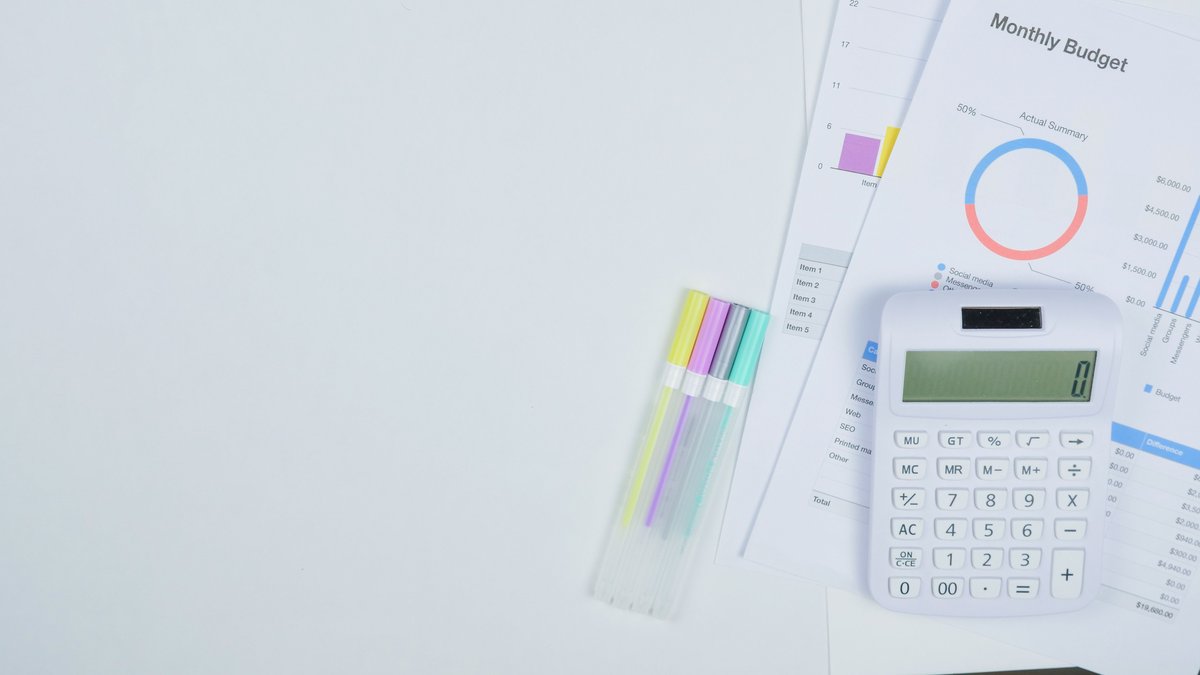 Planejamento de orçamento mensal em caderno com calculadora