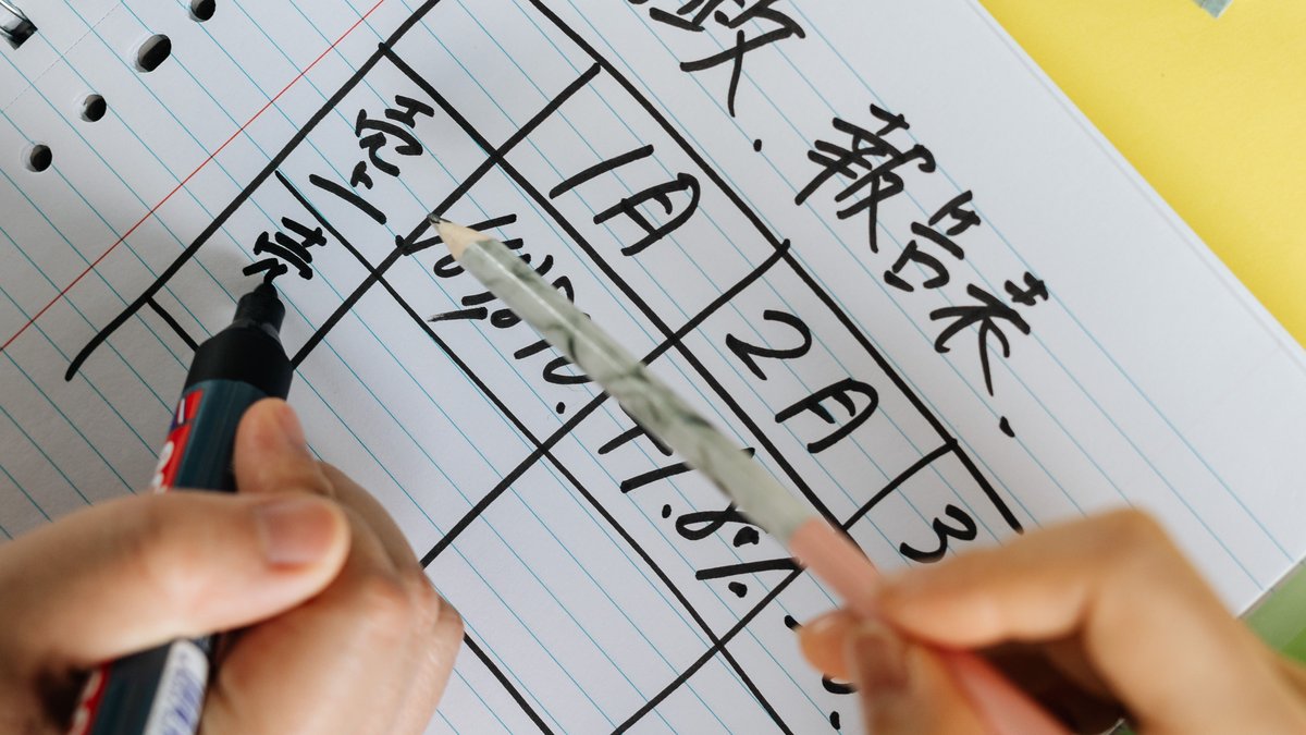 Caderno de planejamento aberto com caneta, usado para organizar orcamento mensal
