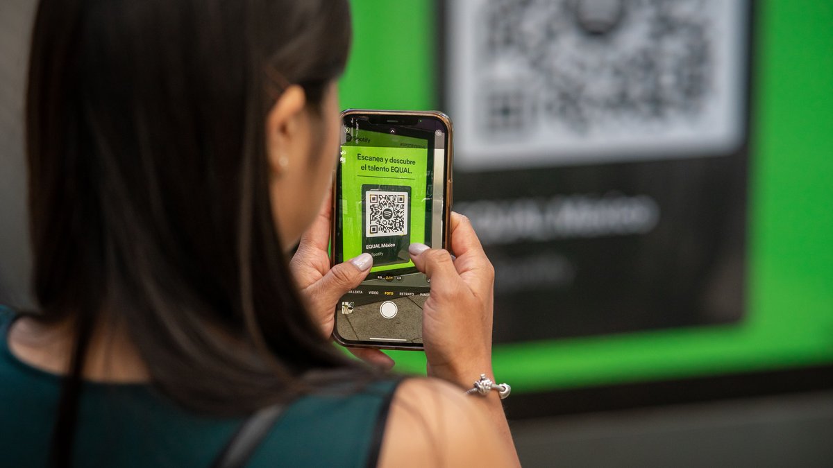 Mulher escaneando QR code de pagamento Pix pelo celular